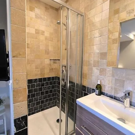 Apartment 2 Pieces Perle Sur La Place Morny Refait A Neuf