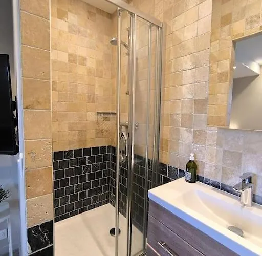 Apartment 2 Pieces Perle Sur La Place Morny Refait A Neuf